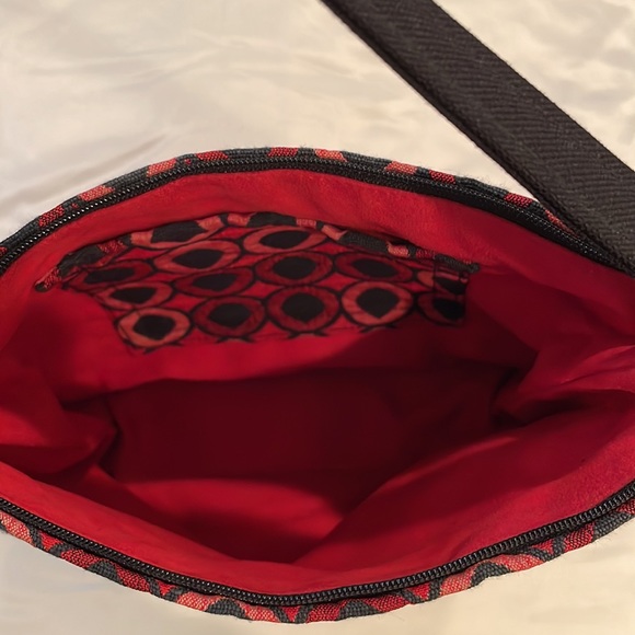 1154 Lill Studio. Cute fabric purse in red and black with shades of red. - Picture 2 of 3